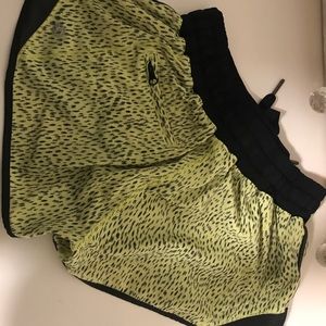 Lululemon Size 4 Hotty Hot Short 2.5”